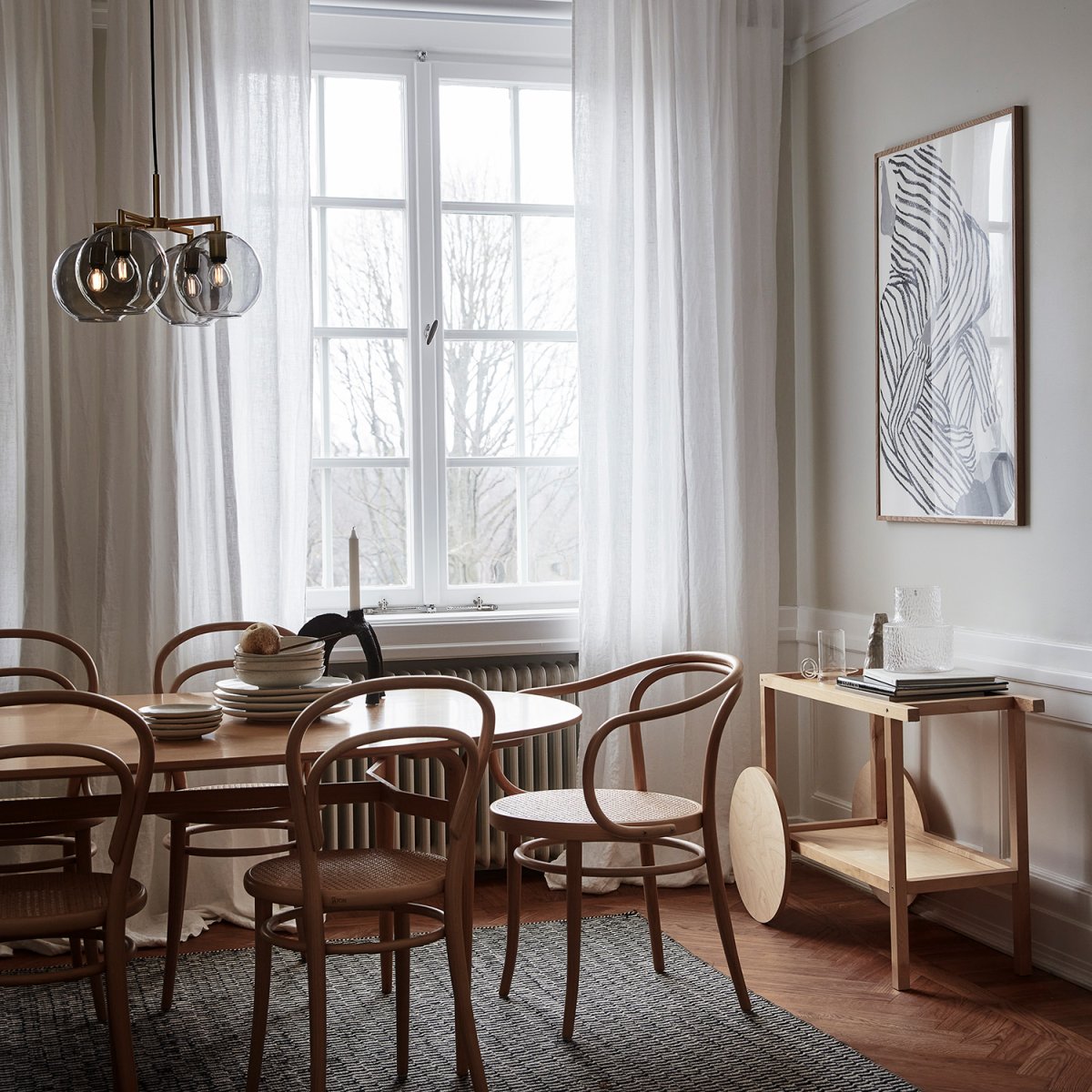 Ture Ø45 Latón Lámpas de techo De CO Bankeryd - La lámpara de techo Ture se coloca encima de la mesa del comedor, donde difunde una hermosa luz, o encima de la mesa de café para agregar estilo a la sala de estar.