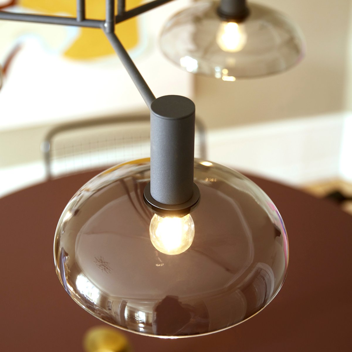 Ufo Circle 80cm Negro Lámpas de techo De CO Bankeryd - La lámpara ocupa su lugar y difunde una hermosa luz sobre la mesa redonda del comedor o sobre el centro de la sala de estar.