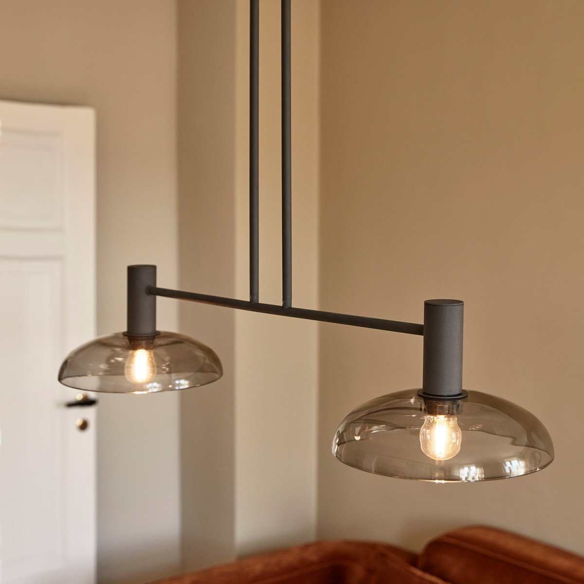 Ufo Long 80cm Negro Lámpas de techo De CO Bankeryd - La l&aacute;mpara ocupa suficiente espacio y difunde una hermosa luz sobre la mesa rectangular del comedor o sobre la mesa de caf&eacute; de la sala de estar.