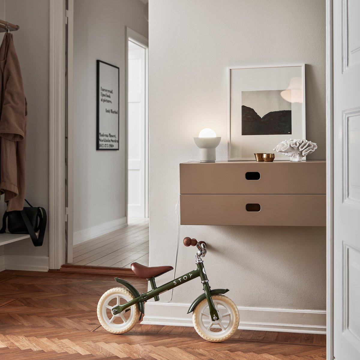 Up 13cm Beige claro lámpara de mesa De CO Bankeryd - La lámpara de mesa Up tiene un diseño juvenil y escandinavo, donde la luz dirigida se convierte en parte decorativa de la forma de la lámpara.