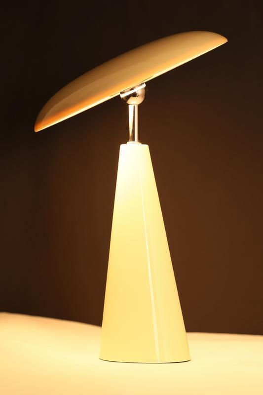 Audrey 33cm Beige portátil De Eja - Audrey es una elegante lámpara de mesa portátil de metal con un acabado beige brillante y un diseño moderno y sofisticado.