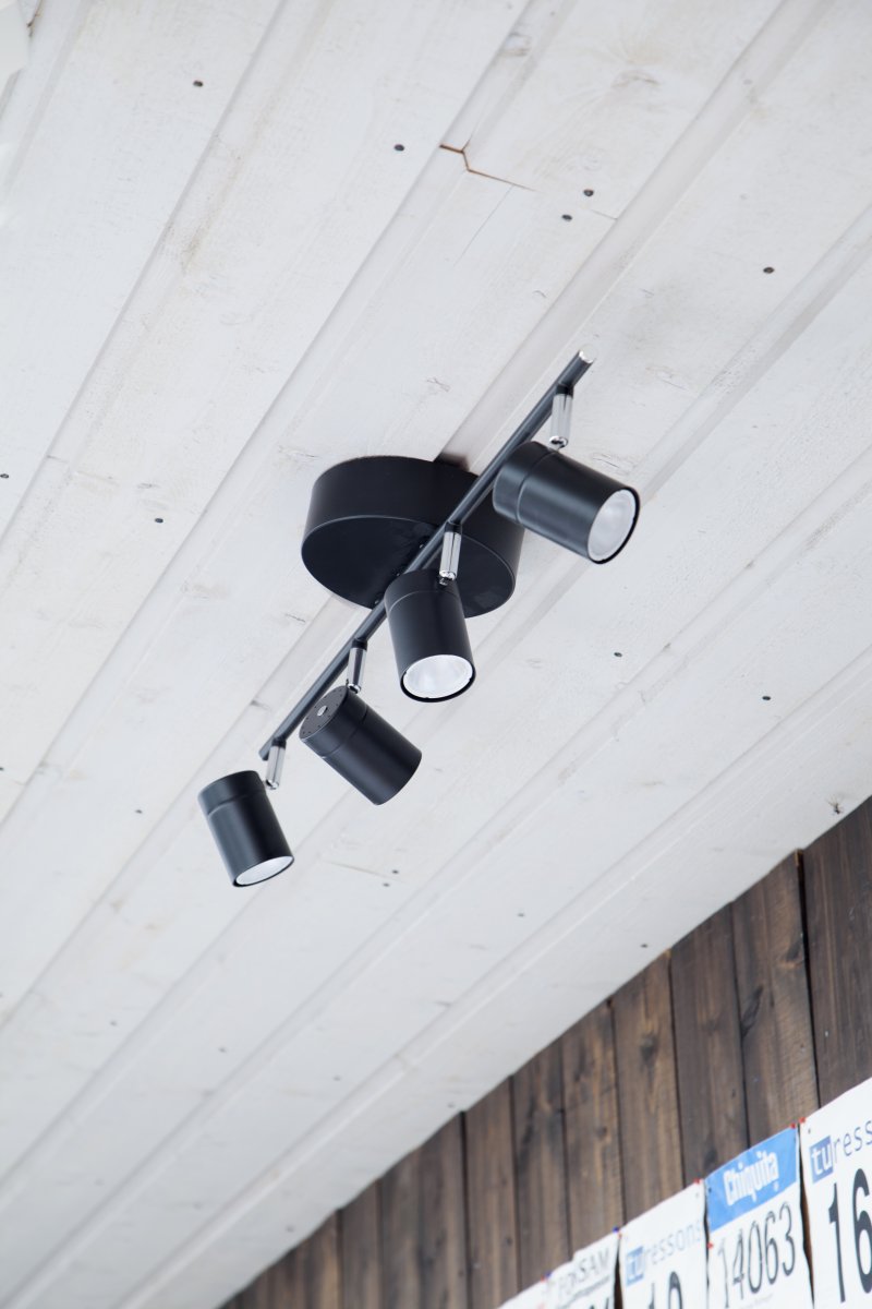 Correct 4 Negro mate foco de techo De By Rydéns - El riel de techo proporciona una buena luz de trabajo y, gracias a su dise&ntilde;o elegante y discreto, se puede combinar perfectamente con una l&aacute;mpara de techo elegante, que, por ejemplo, crea ambiente sobre la mesa de la cocina.