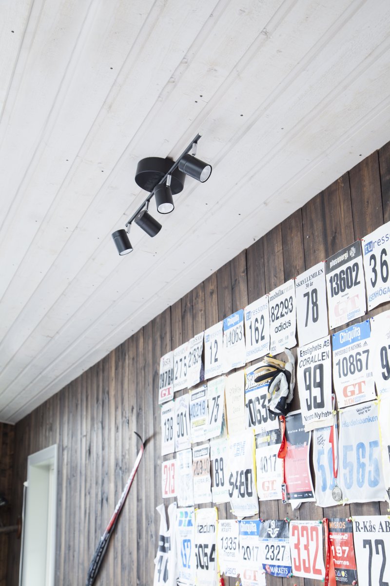 Correct 4 Negro mate foco de techo De By Rydéns - El riel de techo proporciona una buena luz de trabajo y, gracias a su dise&ntilde;o elegante y discreto, se puede combinar perfectamente con una l&aacute;mpara de techo elegante, que, por ejemplo, crea ambiente sobre la mesa de la cocina.