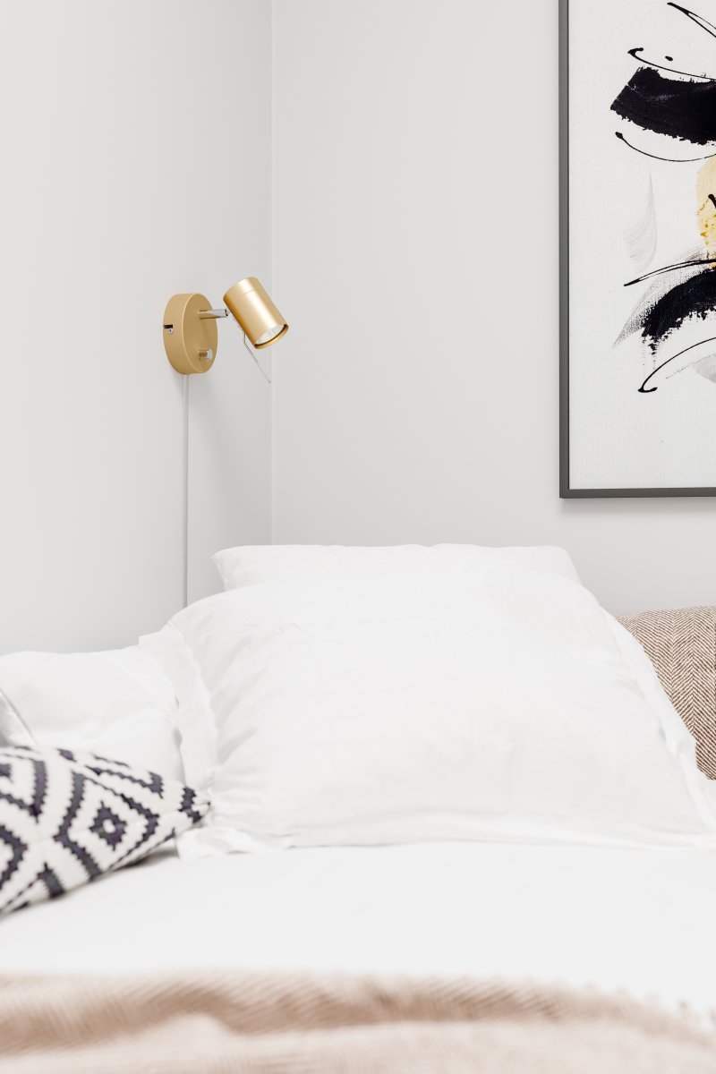 Correct Oro lámpara de lectura De By Rydéns - Úsalo como lámpara de noche, como lámpara de lectura junto a tu sillón favorito, encima de la encimera de la cocina o, por qué no, para iluminar un cuadro que te guste.