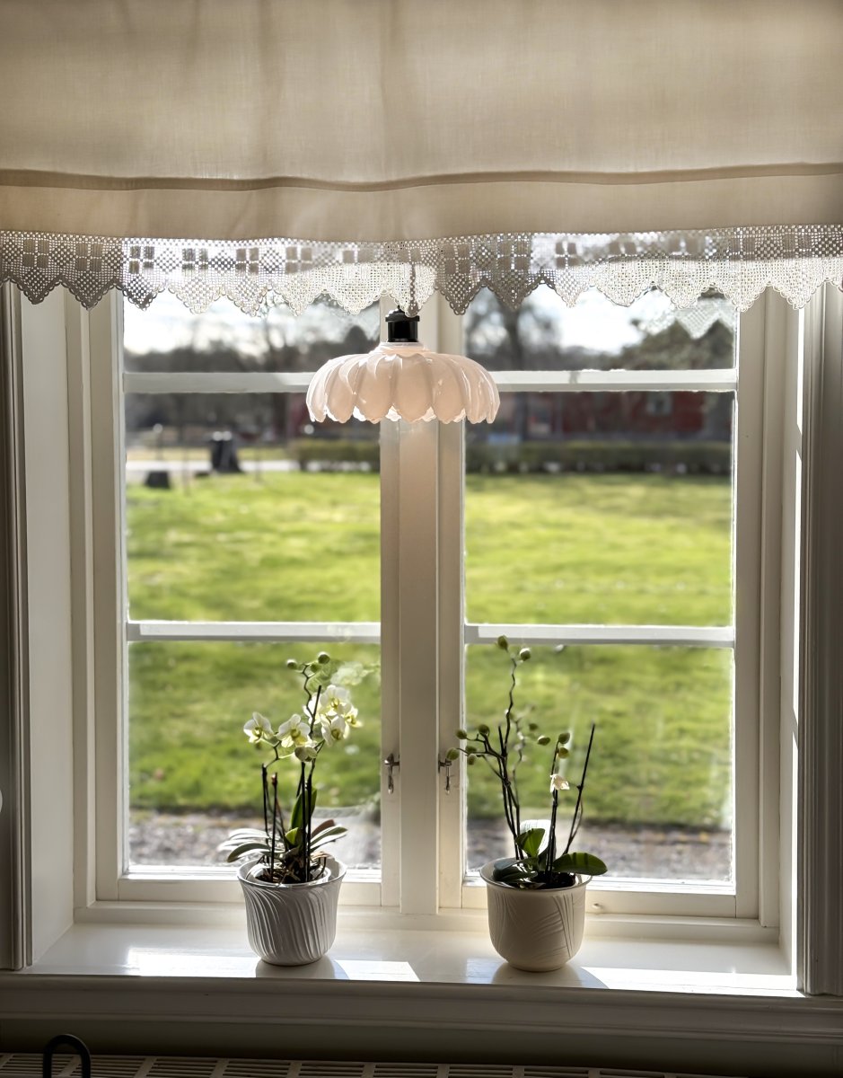 Sofia Ø25 En blanco y negro lámpara de ventana De Aneta Lighting - La lámpara de ventana Sofia, de estilo romántico vintage, es un hermoso detalle que se integra en interiores clásicos, rústicos y modernos.