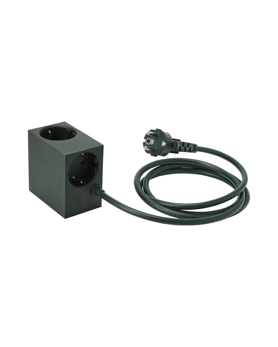 Cuboid Verde oscuro De Kord - Diversas opciones de montaje: Fije el enchufe directamente a superficies met&aacute;licas con los laterales magn&eacute;ticos, utilice el soporte incluido con superficie de fricci&oacute;n para una colocaci&oacute;n estable sobre una mesa o m&oacute;ntelo en la pared con cinta adhesiva 3M para una toma de corriente discreta y de f&aacute;cil acceso.
