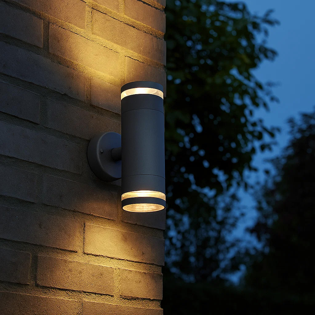 Cylinder Duo Antracita lámpara de exterior De Lampan - Lampan lyser fint b&aring;de upp och ner p&aring; v&auml;ggen.