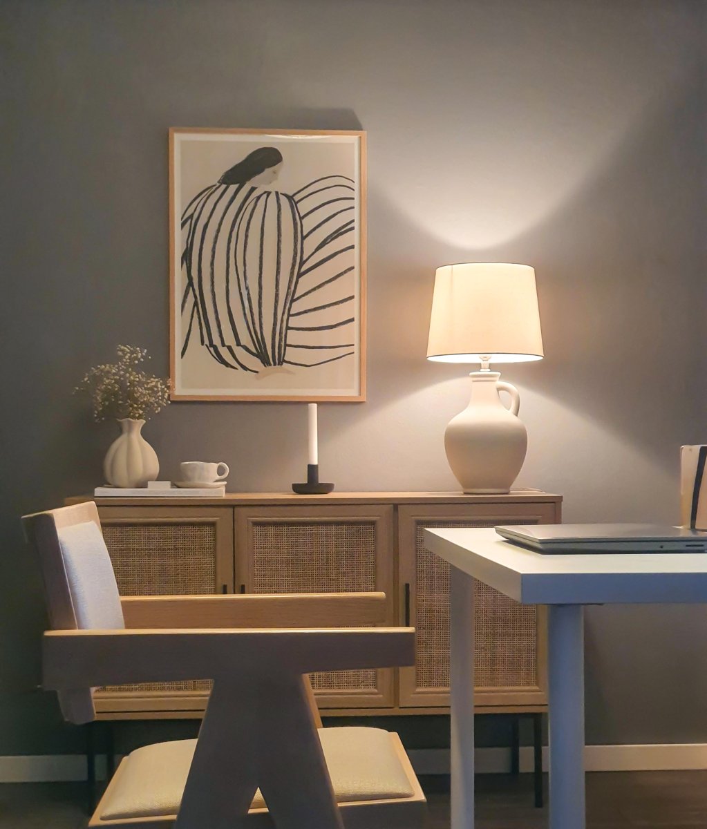 Athena 58cm Blanco natural lámpara de mesa De Aneta Lighting - Con una base de cerámica curvada en forma de jarra antigua, añade un toque rústico a tu hogar.