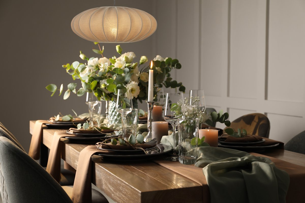 Mamsell Ø45 Gris Lámpas de techo De Aneta Lighting - La lámpara de techo Mamsell está recubierta de un tejido elástico finamente plisado que proporciona una luz agradable y ligeramente tenue.