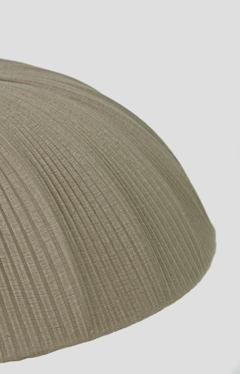 Lady Ø45 Gris plafón De Aneta Lighting - La combinaci&oacute;n del c&aacute;lido verde de la tela y los detalles de lat&oacute;n le confieren un estilo atemporal y sofisticado.