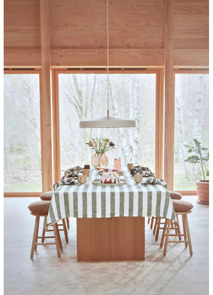 Hatto Ø65 Blanco Lámpas de techo De OYOY - La pantalla en forma de sombrero, inspirada en la palabra japonesa "hatto", le da un aspecto moderno que se adapta a cualquier hogar.