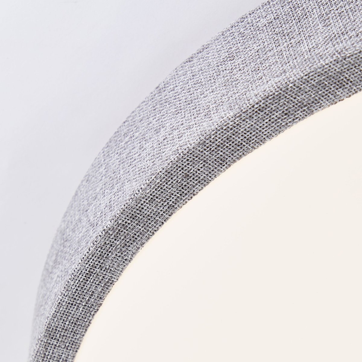 Filiz Ø38 Gris plafón De Brilliant - Su estructura gris revestida de tela le confiere un aspecto suave y acogedor, mientras que la pantalla de pl&aacute;stico blanco distribuye la luz de manera uniforme y sin deslumbramientos por toda la habitaci&oacute;n.