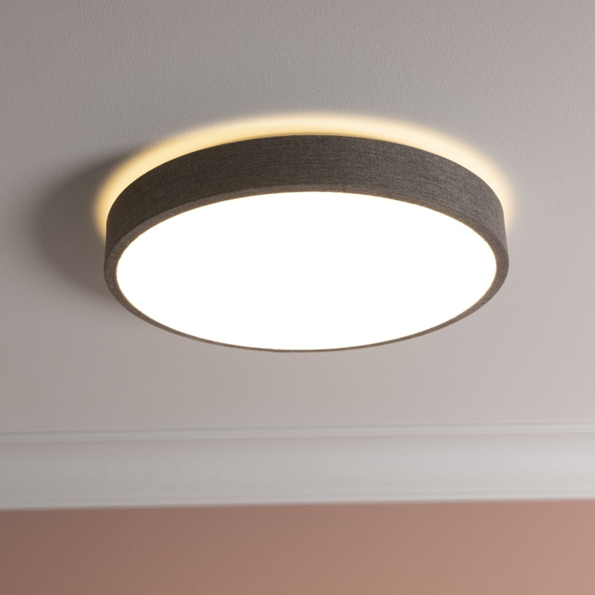 Filiz Ø38 Gris plafón De Brilliant - Su estructura gris revestida de tela le confiere un aspecto suave y acogedor, mientras que la pantalla de pl&aacute;stico blanco distribuye la luz de manera uniforme y sin deslumbramientos por toda la habitaci&oacute;n.