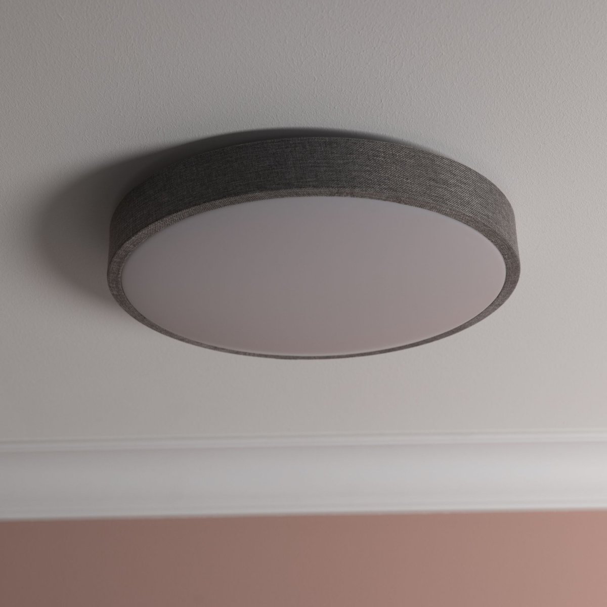 Filiz Ø38 Gris plafón De Brilliant - Su estructura gris revestida de tela le confiere un aspecto suave y acogedor, mientras que la pantalla de pl&aacute;stico blanco distribuye la luz de manera uniforme y sin deslumbramientos por toda la habitaci&oacute;n.