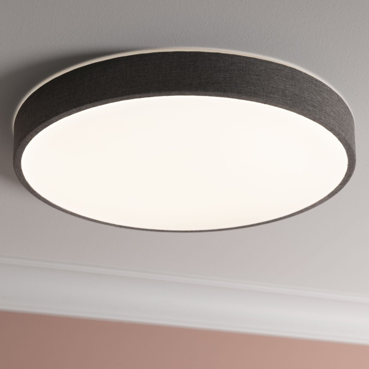 Filiz Ø50 Gris plafón De Brilliant - Su estructura gris revestida de tela le confiere un aspecto suave y sofisticado, mientras que la pantalla de pl&aacute;stico blanco difunde una luz uniforme y sin deslumbramientos por toda la habitaci&oacute;n.