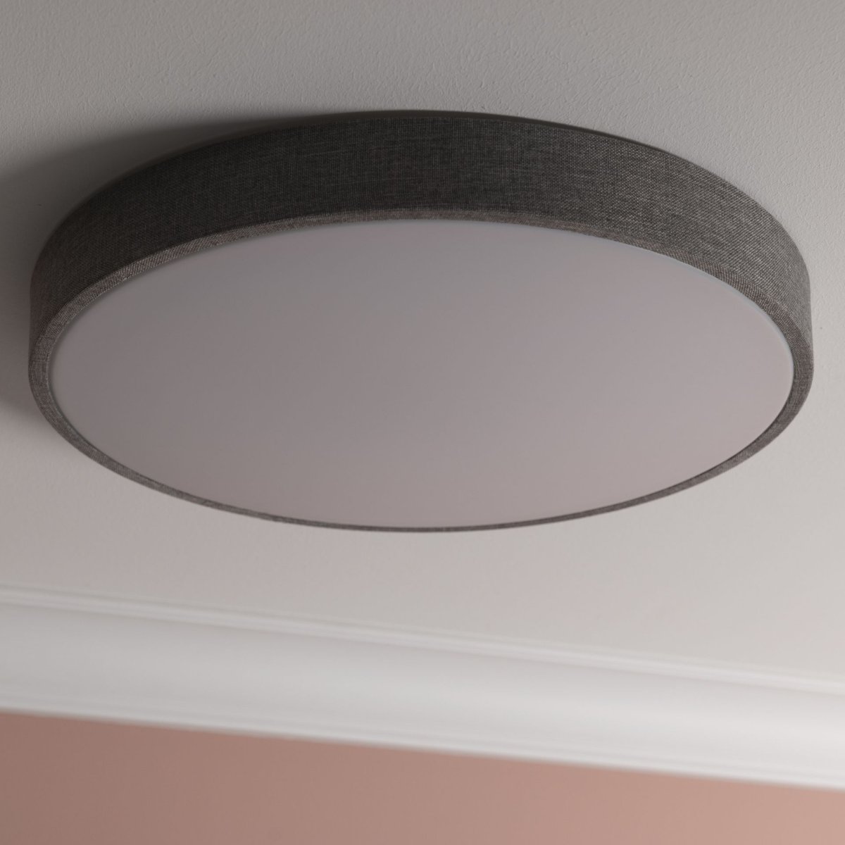 Filiz Ø50 Gris plafón De Brilliant - Su estructura gris revestida de tela le confiere un aspecto suave y sofisticado, mientras que la pantalla de pl&aacute;stico blanco difunde una luz uniforme y sin deslumbramientos por toda la habitaci&oacute;n.