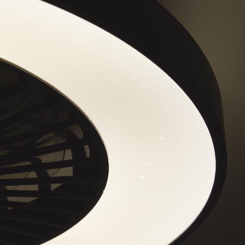 Mazzaro Ø58 Negro De Brilliant - Su elegante dise&ntilde;o en blanco y negro se integra a la perfecci&oacute;n en hogares modernos y se convierte en un elemento decorativo en salas de estar, dormitorios y oficinas.