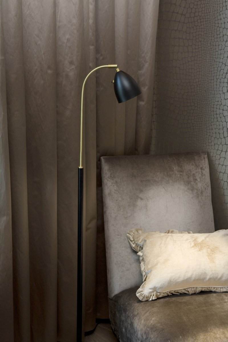 Deluxe Negro/latón lámpara de pie De Belid - La l&aacute;mpara de pie Deluxe es una l&aacute;mpara elegante y atemporal, fabricada en metal negro y lat&oacute;n.