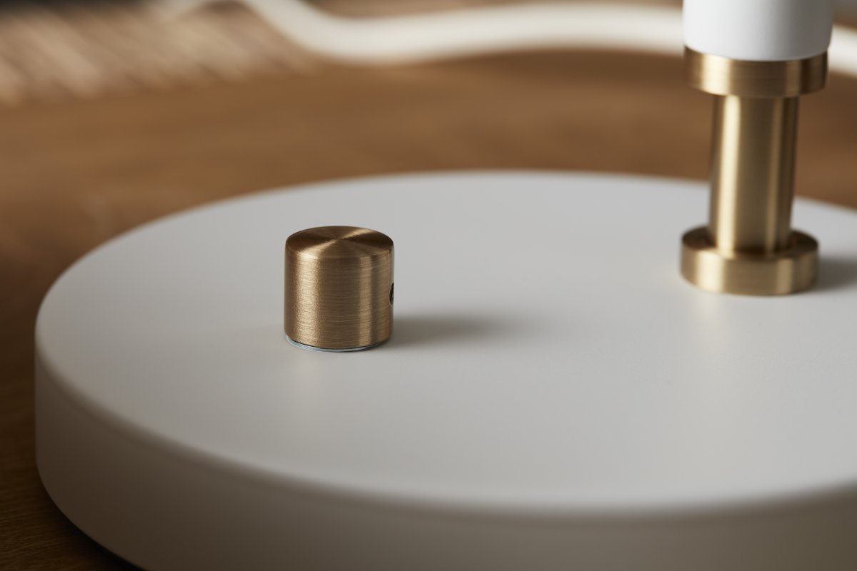 Deluxe 50cm Blanco lámpara de escritorio De Belid - Proporciona una luz agradable y cuenta con un foco ajustable y una función de regulación de intensidad para ajustar la intensidad individualmente.