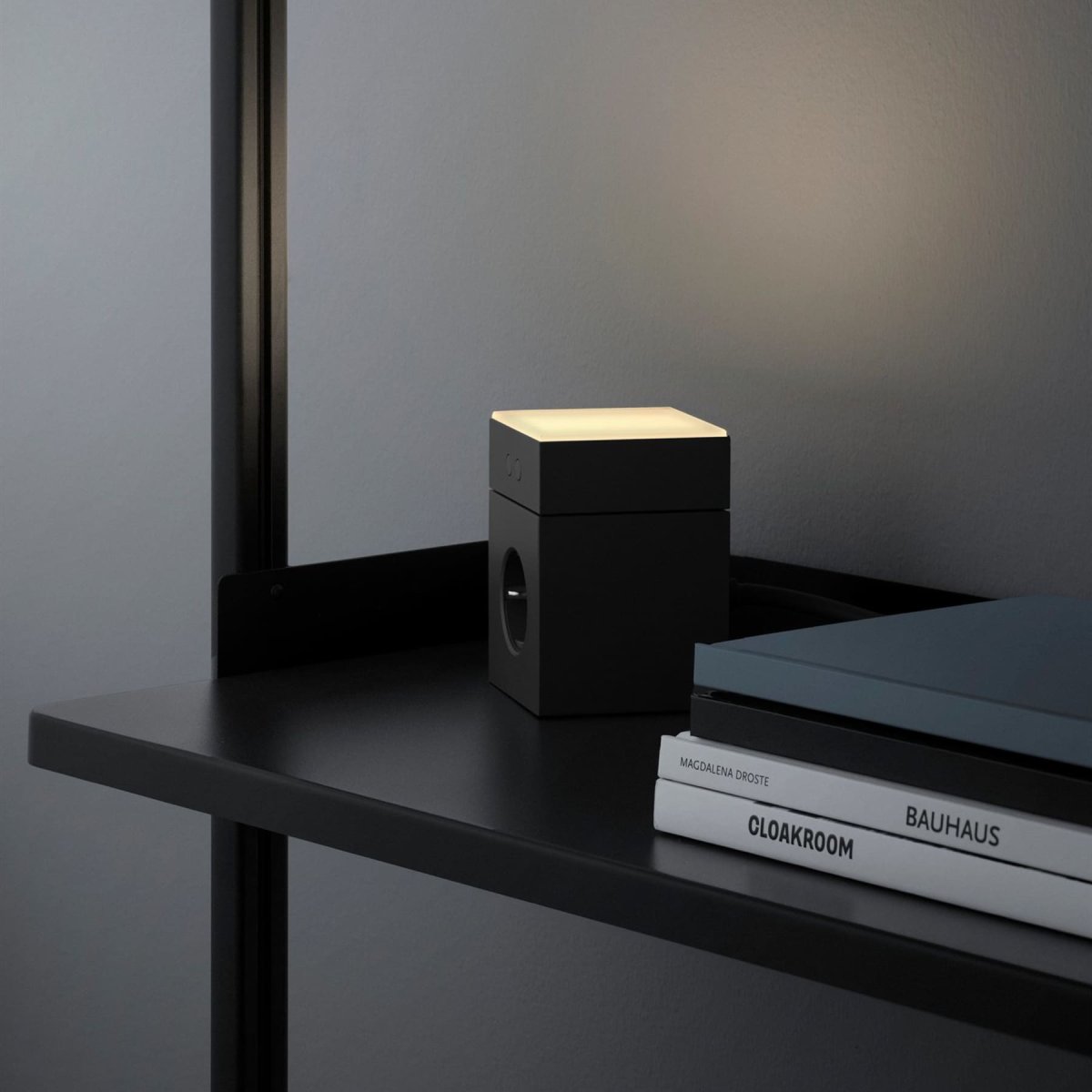 LAMP 1 - EU Negro De Avolt - La lámpara está fabricada en policarbonato y cuenta con una cubierta de vidrio esmerilado y texturizado que difunde la luz de forma suave y agradable.