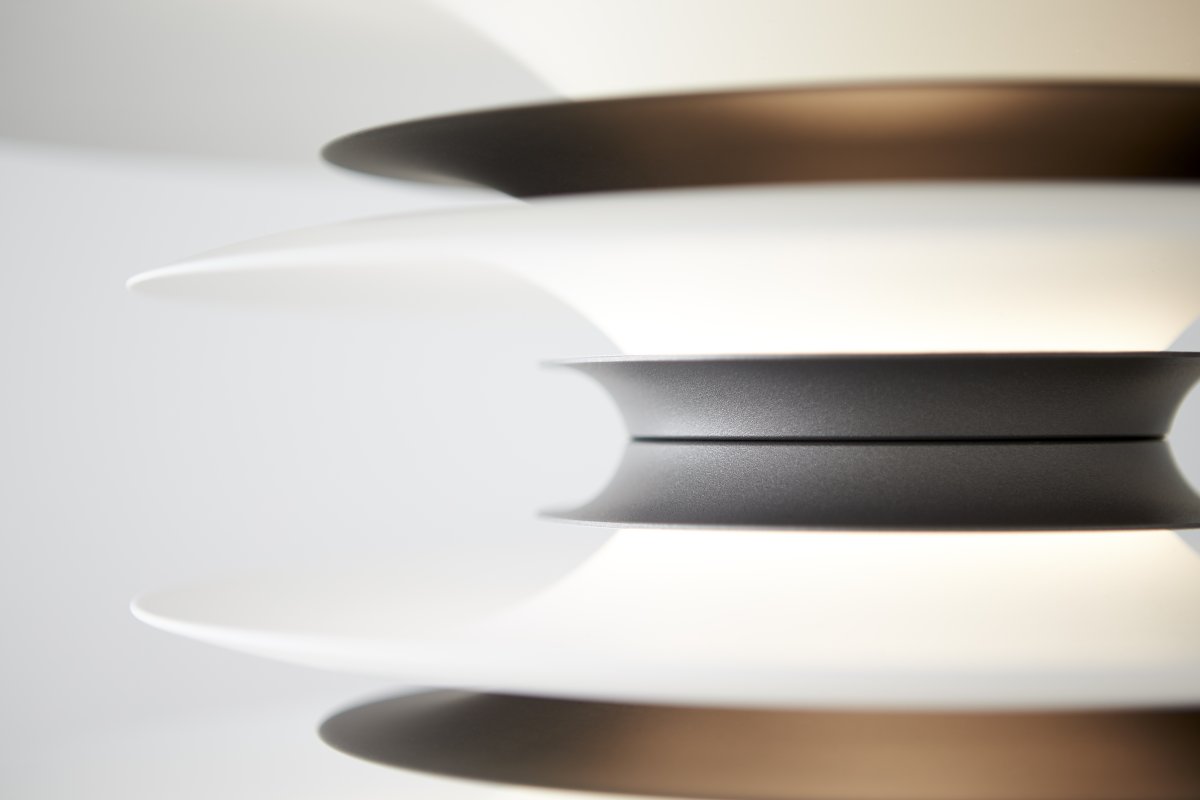 Diablo Ø50 Gris óxido Lámpas de techo De Belid - La l&aacute;mpara colgante Diablo forma parte de la exclusiva familia Diablo, dise&ntilde;ada por Joakim Fihn, y tambi&eacute;n est&aacute; disponible como l&aacute;mpara de pie, de mesa y de pared.