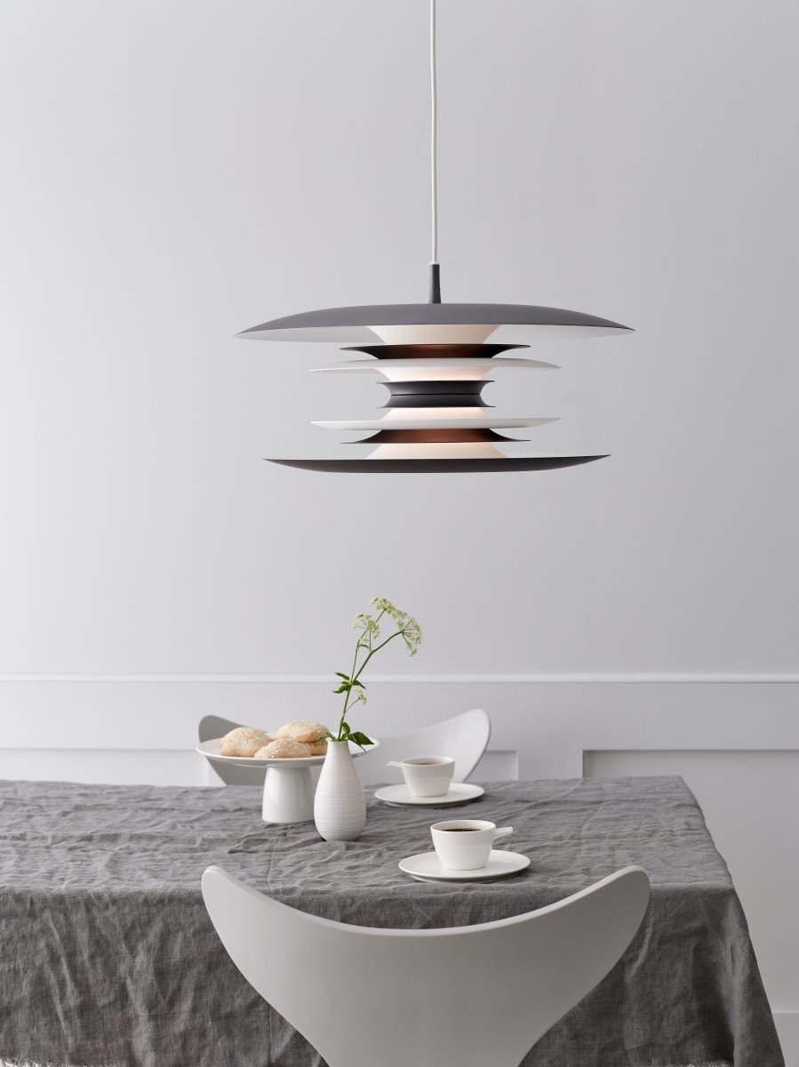 Diablo Ø50 Gris óxido Lámpas de techo De Belid - La l&aacute;mpara colgante Diablo forma parte de la exclusiva familia Diablo, dise&ntilde;ada por Joakim Fihn, y tambi&eacute;n est&aacute; disponible como l&aacute;mpara de pie, de mesa y de pared.