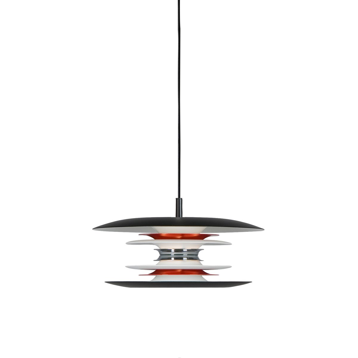 Diablo Ø30 Negro/rojo Lámpas de techo De Belid - La l&aacute;mpara colgante Diablo pertenece a la exclusiva familia Diablo, dise&ntilde;ada por Joakim Fihn y tambi&eacute;n est&aacute; disponible como l&aacute;mpara de pie, de mesa y de pared.
