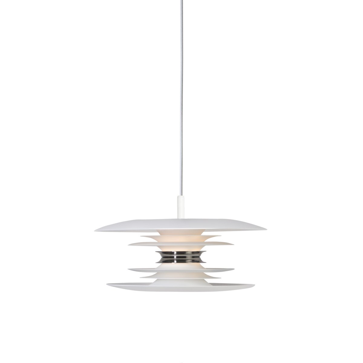 Diablo Ø30 Blanco/cromo Lámpas de techo De Belid - La l&aacute;mpara colgante Diablo pertenece a la exclusiva familia Diablo, dise&ntilde;ada por Joakim Fihn y tambi&eacute;n est&aacute; disponible como l&aacute;mpara de pie, de mesa y de pared.