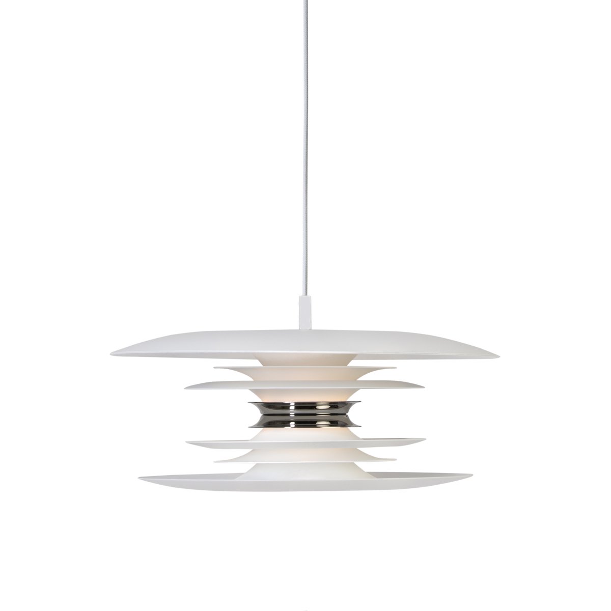 Diablo Ø40 Blanco/cromo Lámpas de techo De Belid - La l&aacute;mpara colgante Diablo pertenece a la exclusiva familia Diablo, dise&ntilde;ada por Joakim Fihn y tambi&eacute;n est&aacute; disponible como l&aacute;mpara de pie, de mesa y de pared.