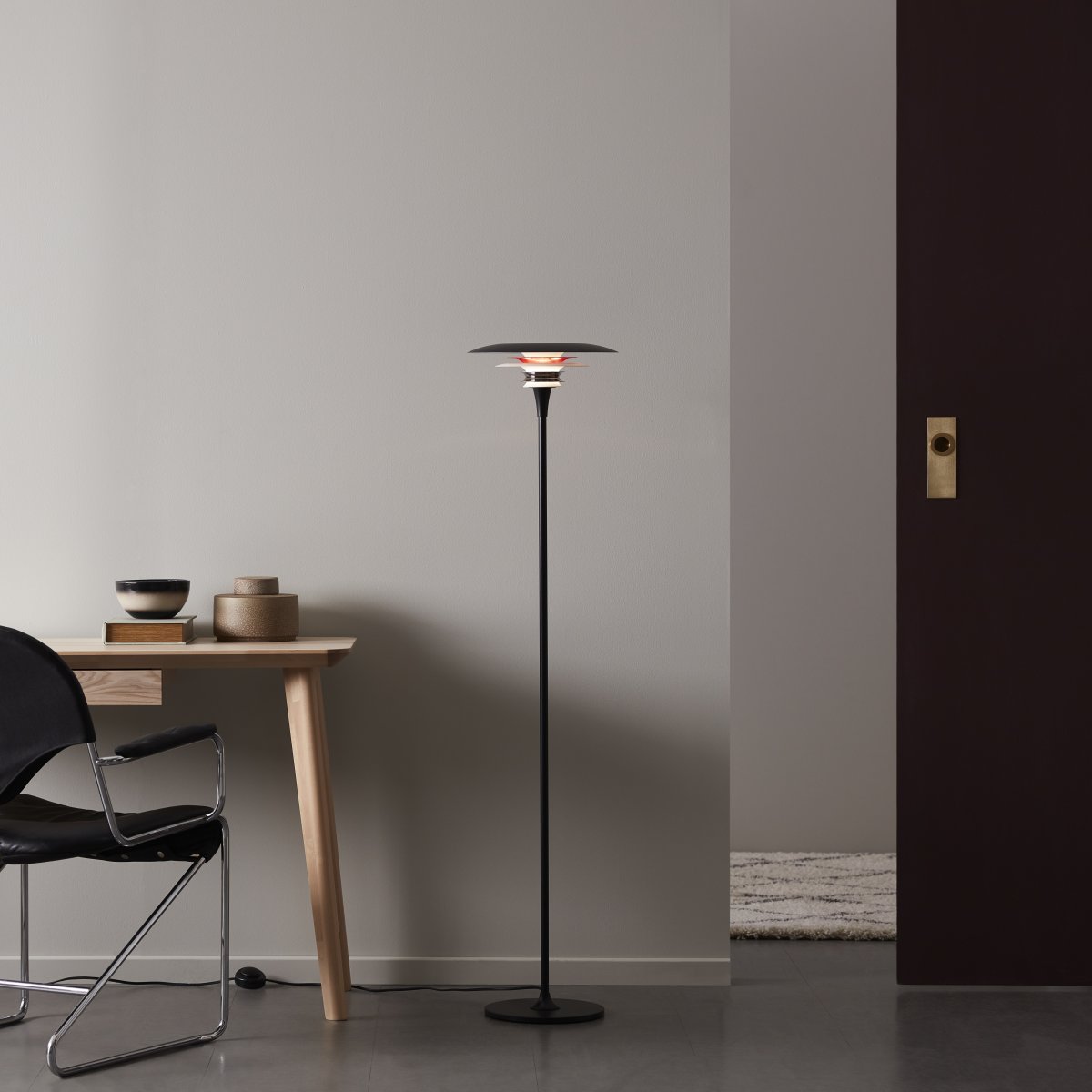 Diablo Ø30 Negro/rojo lámpara de pie De Belid - Est&aacute; disponible en varias combinaciones de colores, en particular una impactante mezcla de negro mate y rojo brillante, que crea un aspecto moderno y a la vez impactante.