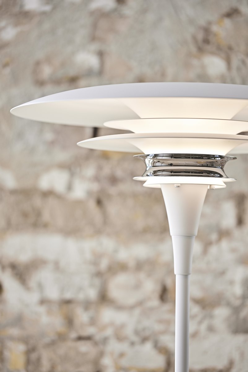 Diablo Ø50 Blanco/cromo lámpara de pie De Belid - Est&aacute; disponible en varias combinaciones de colores, en particular una llamativa mezcla de blanco mate y cromo, que crea un aspecto moderno y a la vez impactante.