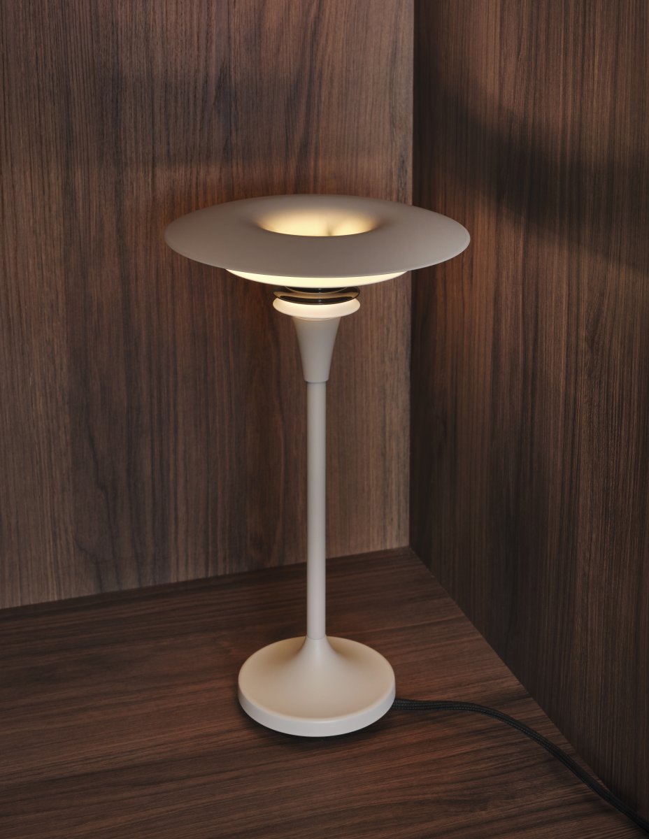 Diablo 48cm Arena/bronce lámpara de mesa De Belid - Este modelo mide 48 cm de alto y es de color beige/arena con detalles en bronce.