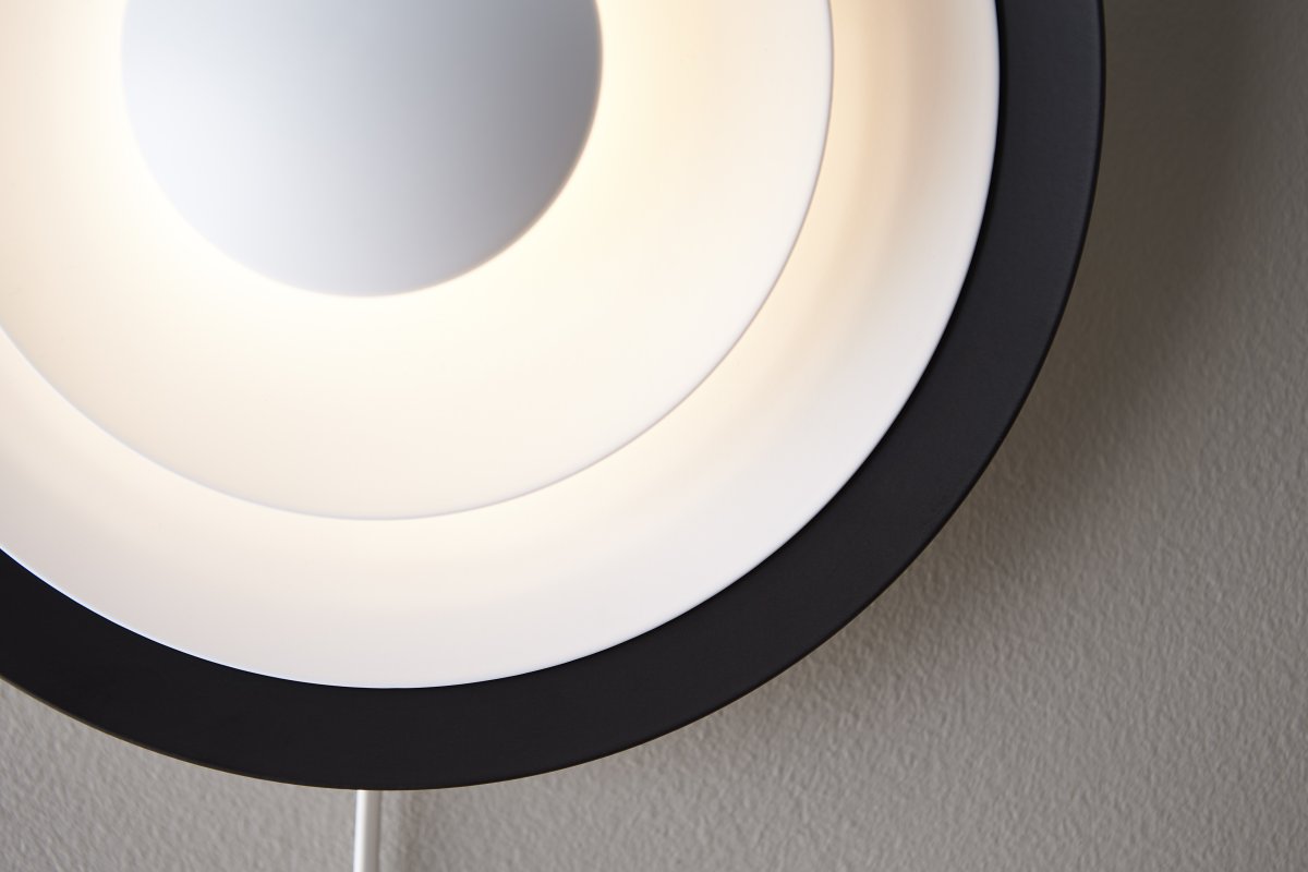 Diablo Ø40 Negro lámpara de pared De Belid - Diablo es una exclusiva l&aacute;mpara de pared fabricada en metal de alta calidad con una imagen de luz muy agradable.