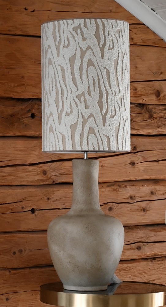 Dilbar 54cm Sand base de lámpara De Hallbergs - Dilbar lampfot &auml;r tillverkad i keramik och har en mjuk sandgr&aring; f&auml;rg som ger ett varmt och stilrent uttryck.