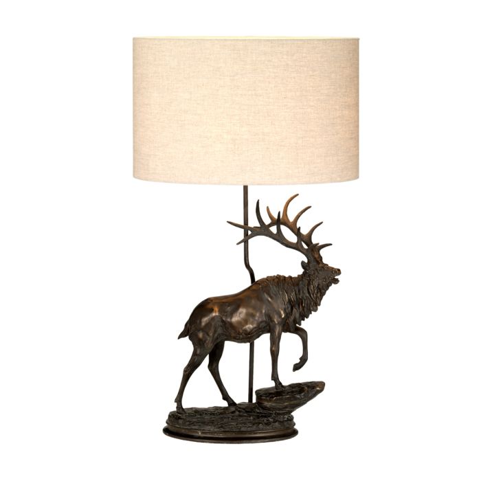 Angus 80cm Bronce lámpara de mesa De Elstead Lighting - Su base est&aacute; adornada con una gran figura de ciervo en bronce oscuro con una hermosa p&aacute;tina, lo que le confiere un car&aacute;cter r&uacute;stico y exclusivo.