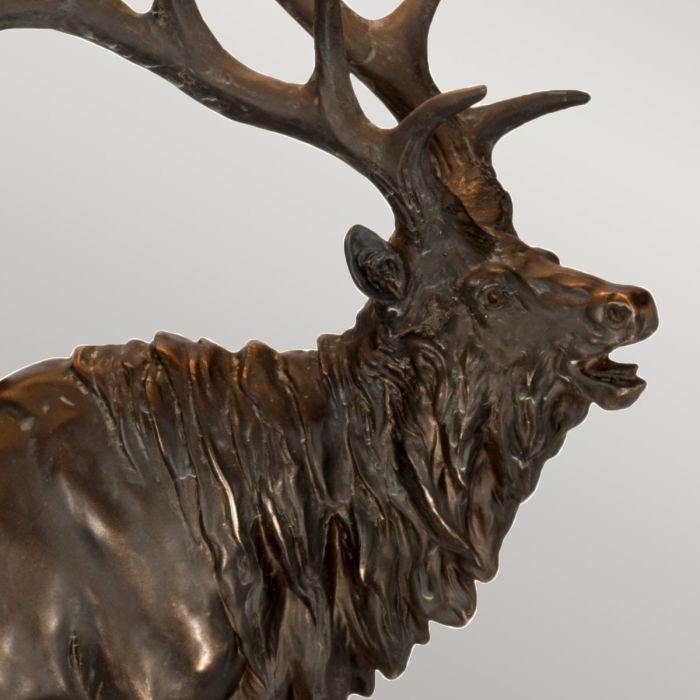 Angus 80cm Bronce lámpara de mesa De Elstead Lighting - Su base est&aacute; adornada con una gran figura de ciervo en bronce oscuro con una hermosa p&aacute;tina, lo que le confiere un car&aacute;cter r&uacute;stico y exclusivo.