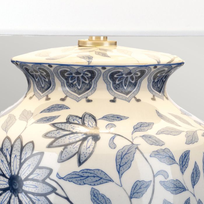 Ying 65cm Azul lámpara de mesa De Elstead Lighting - Vacker bordslampa med dekorativt bl&aring;tt och vitt m&ouml;nster p&aring; porslinbasen med en m&ouml;rk tr&auml;bas och satin-nickeldetaljer.