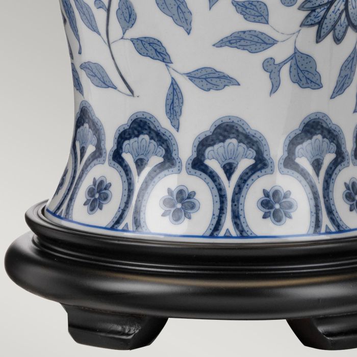 Ying 65cm Azul lámpara de mesa De Elstead Lighting - Vacker bordslampa med dekorativt bl&aring;tt och vitt m&ouml;nster p&aring; porslinbasen med en m&ouml;rk tr&auml;bas och satin-nickeldetaljer.