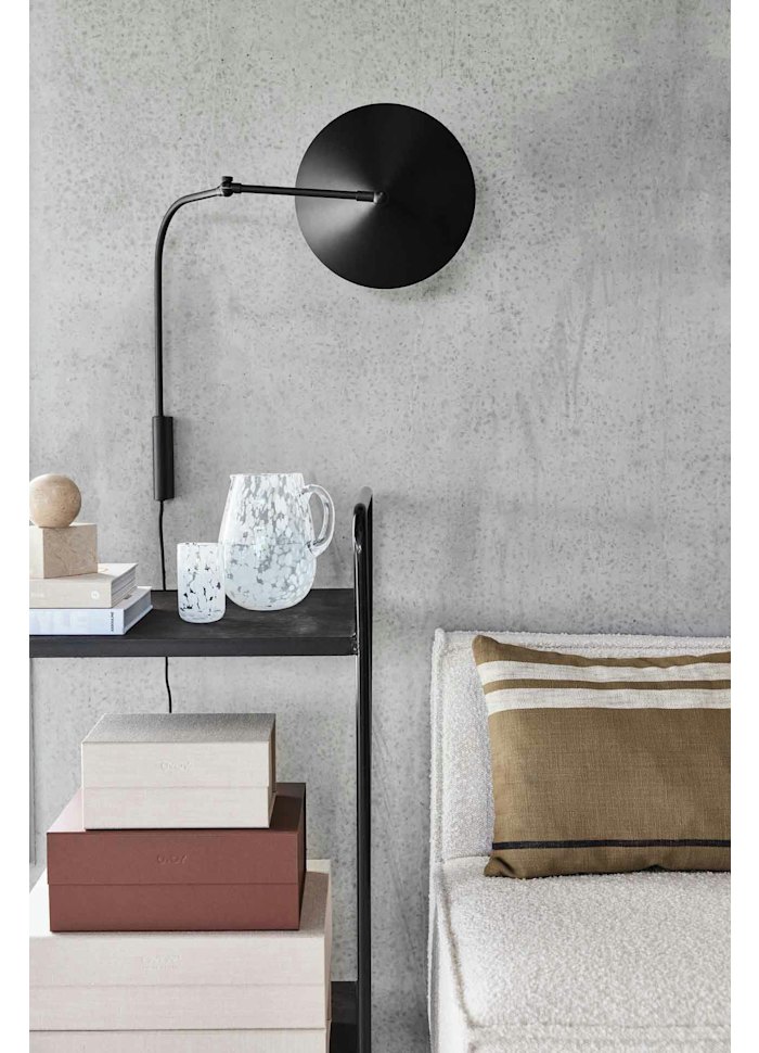 Kasa 60cm Negro lámpara de pared De OYOY - Gracias a su elegante forma, se integra en cualquier interior y aporta carácter y estilo a la estancia.