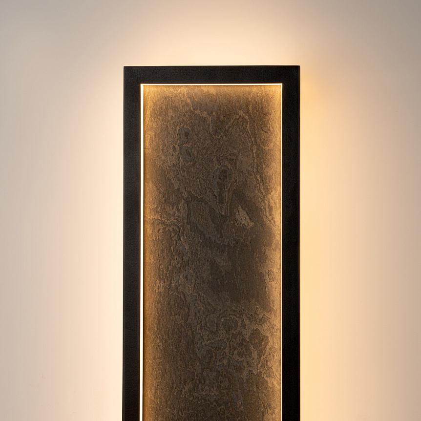 Orign 80cm Negro lámpara de pared De Maytoni - Orign es una l&aacute;mpara de pared de metal con una elegante imitaci&oacute;n de piedra en el centro, creando una impresi&oacute;n natural y exclusiva.