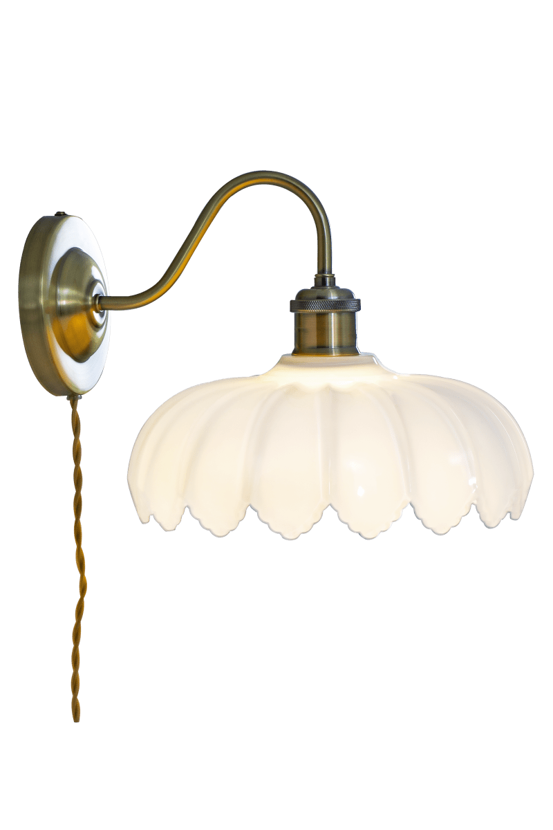 Sofia 32cm Latón antiguo lámpara de pared De Aneta Lighting - La l&aacute;mpara de pared Sofia, de rom&aacute;ntico estilo vintage, es un hermoso detalle que se integra en interiores cl&aacute;sicos, r&uacute;sticos y modernos.