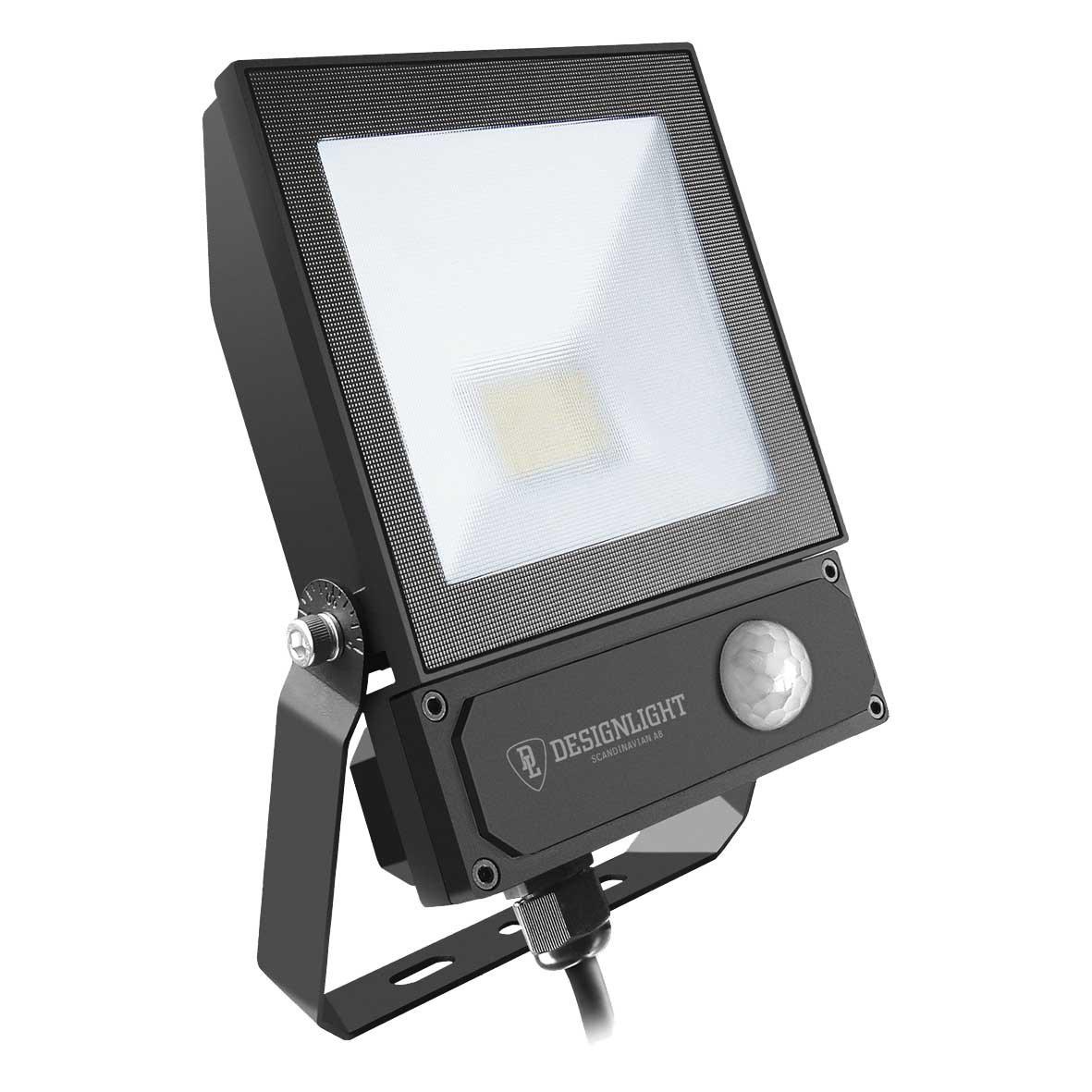 Elly foco 30W con sensor Negro De Designlight - Con el mando a distancia, puede:Ajustar la sensibilidad del sensor de movimientoEstablecer el nivel de activaci&oacute;n del sensor de luz (LUX)Establecer la duraci&oacute;n de la iluminaci&oacute;n despu&eacute;s de la detecci&oacute;n de movimientoLa luz combina un alto brillo con un funcionamiento de bajo consumo y activaci&oacute;n bajo demanda, lo que contribuye a reducir el consumo de energ&iacute;a.