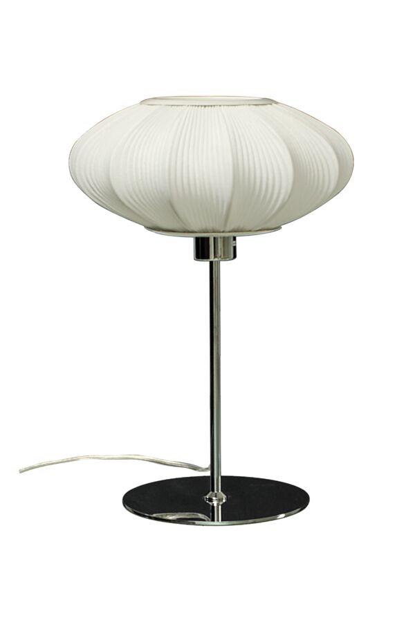 Mamsell 45cm Cromo lámpara de mesa De Aneta Lighting - La lámpara de mesa Mamsell está recubierta de un tejido elástico finamente plisado que proporciona una luz agradable y ligeramente tenue.