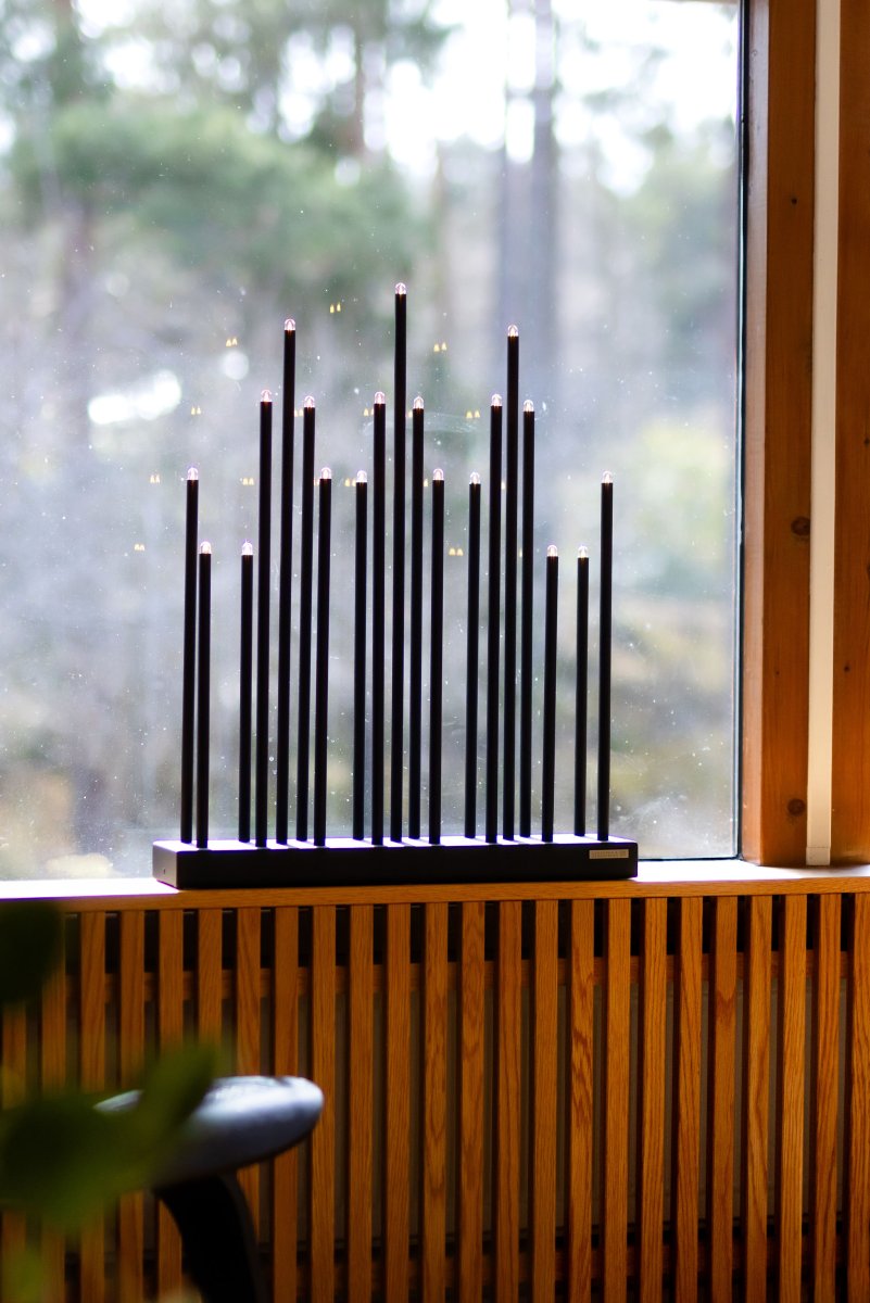Elflugan Negro De SMAK Design - El candelabro de Adviento Elflugan Original Antracita Negro de Smak Design es un cl&aacute;sico del dise&ntilde;o moderno que se puede utilizar durante todo el a&ntilde;o tanto como candelabro normal como candelabro de Adviento durante la temporada navide&ntilde;a.