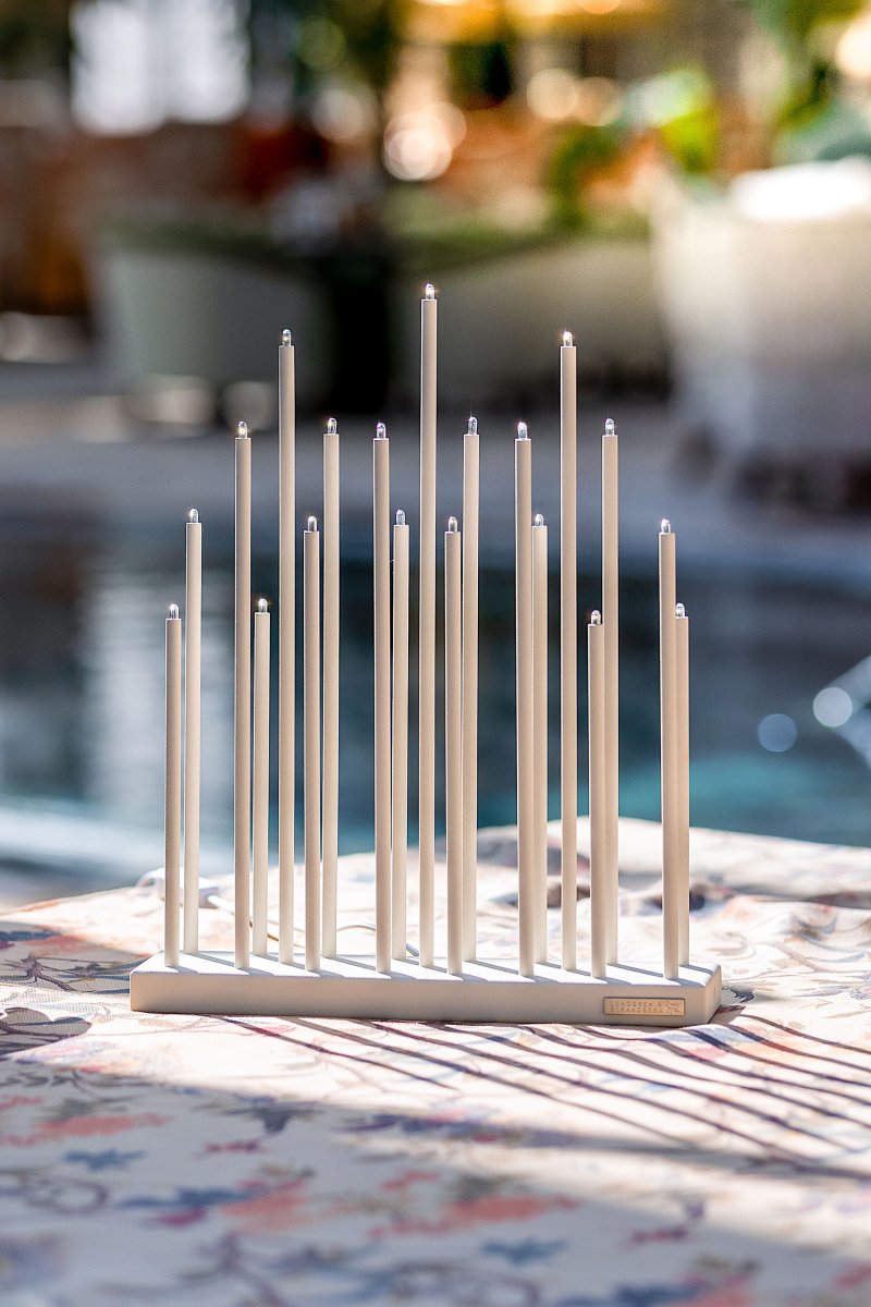 Elflugan Blanco De SMAK Design - El candelabro de Adviento Elflugan Original Chalk White de Smak Design es un cl&aacute;sico del dise&ntilde;o moderno que se puede utilizar durante todo el a&ntilde;o tanto como candelabro normal como candelabro de Adviento durante la temporada navide&ntilde;a.
