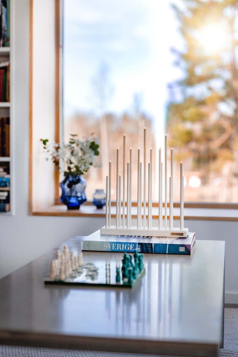 Elflugan Blanco De SMAK Design - El candelabro de Adviento Elflugan Original Chalk White de Smak Design es un cl&aacute;sico del dise&ntilde;o moderno que se puede utilizar durante todo el a&ntilde;o tanto como candelabro normal como candelabro de Adviento durante la temporada navide&ntilde;a.