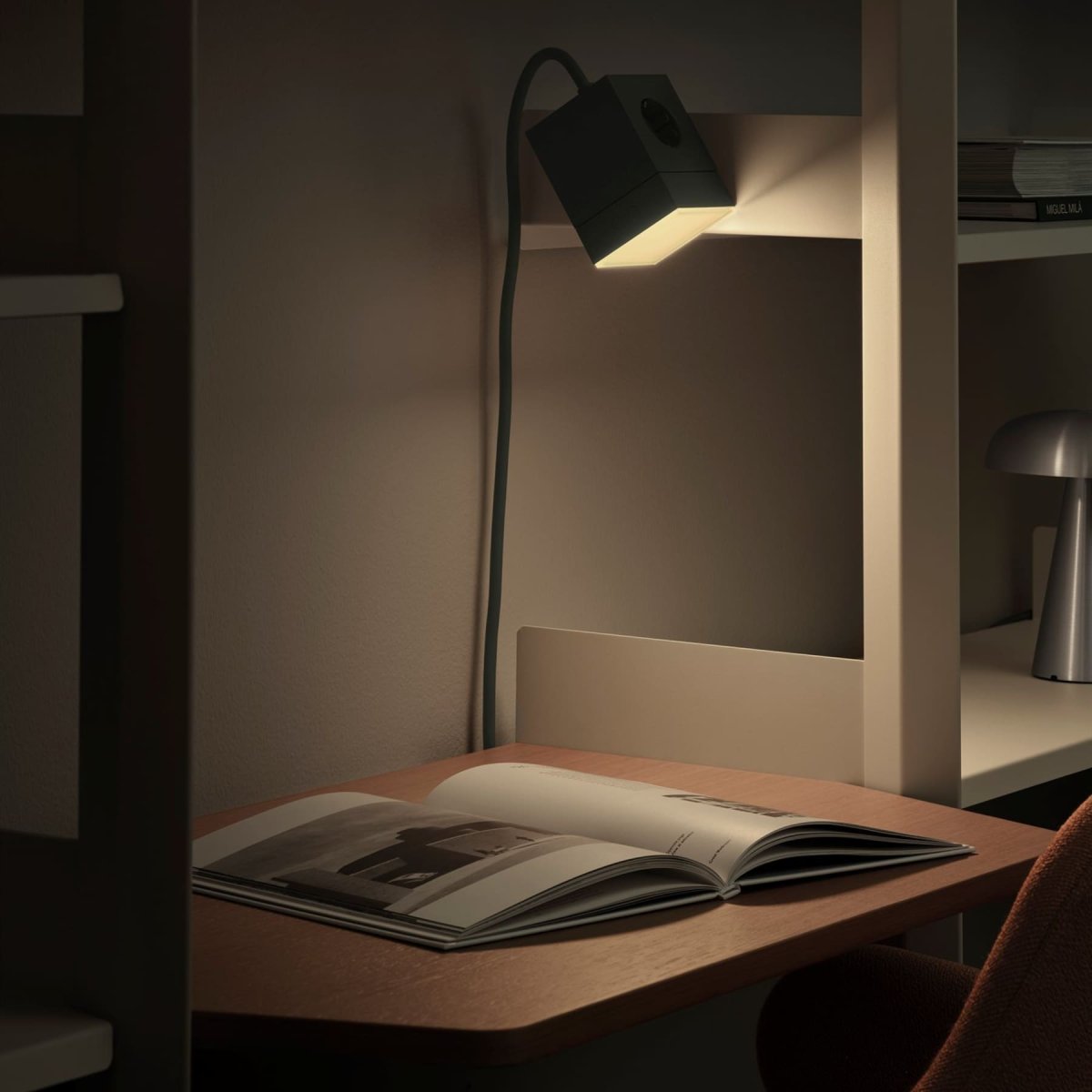 LAMP 1 - EU Verde De Avolt - La l&aacute;mpara est&aacute; fabricada en policarbonato y cuenta con una cubierta de vidrio esmerilado y texturizado que difunde la luz de forma suave y agradable.