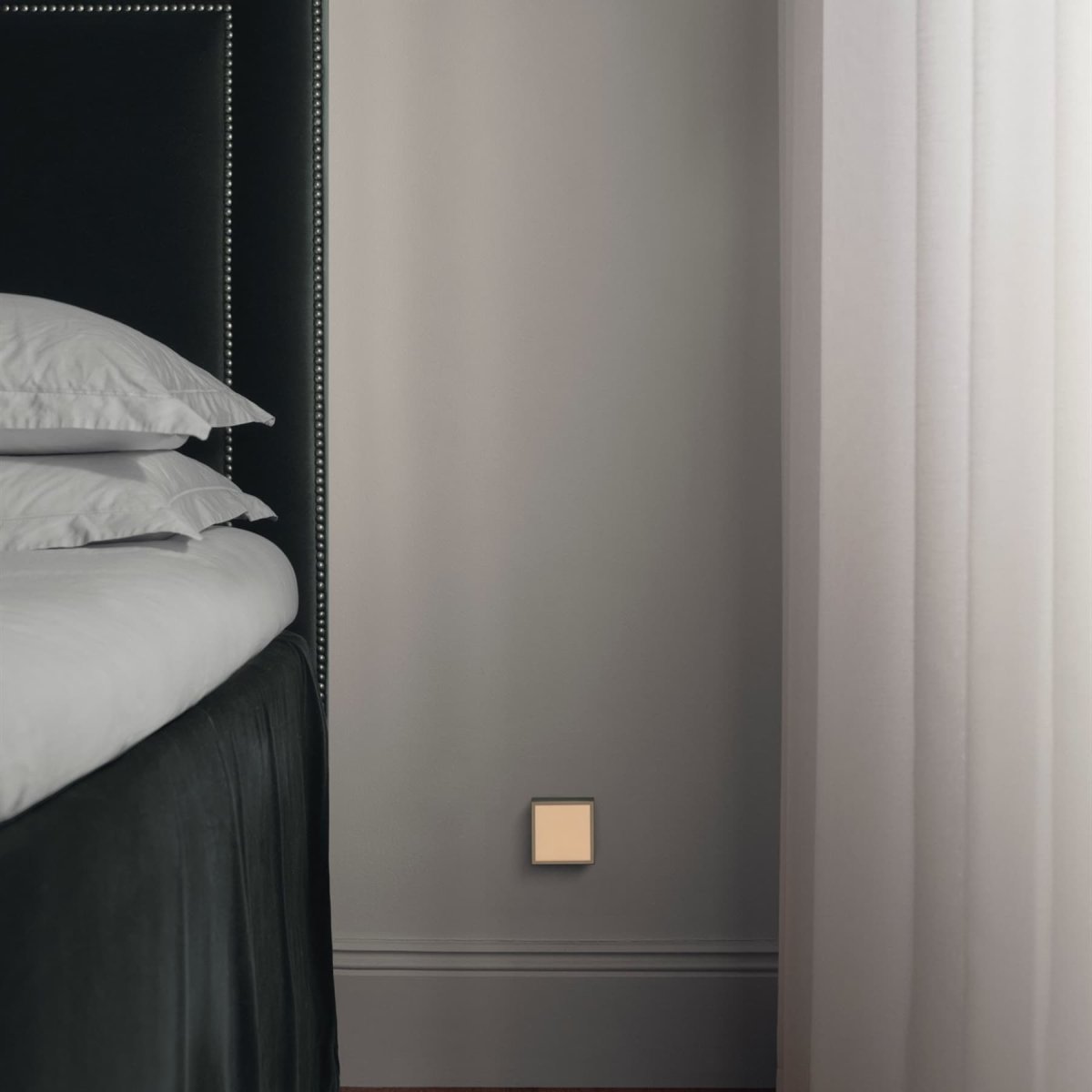 LAMP 1 - EU Verde De Avolt - La l&aacute;mpara est&aacute; fabricada en policarbonato y cuenta con una cubierta de vidrio esmerilado y texturizado que difunde la luz de forma suave y agradable.