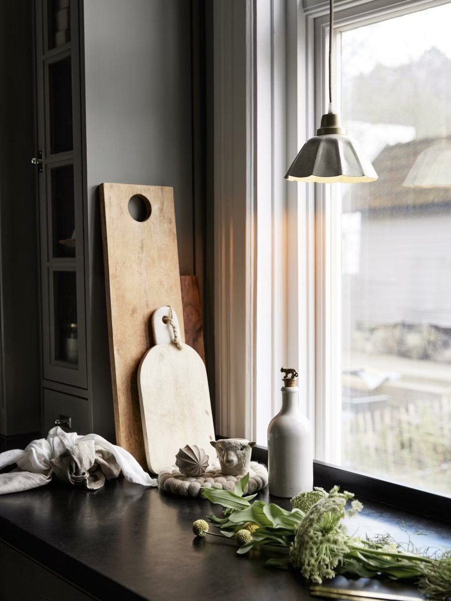 Ester Ø17 Blanquecino lámpara de ventana De PR Home - Esta l&aacute;mpara de ventana tiene un acabado &uacute;nico y artesanal; no hay dos exactamente iguales en su patr&oacute;n.