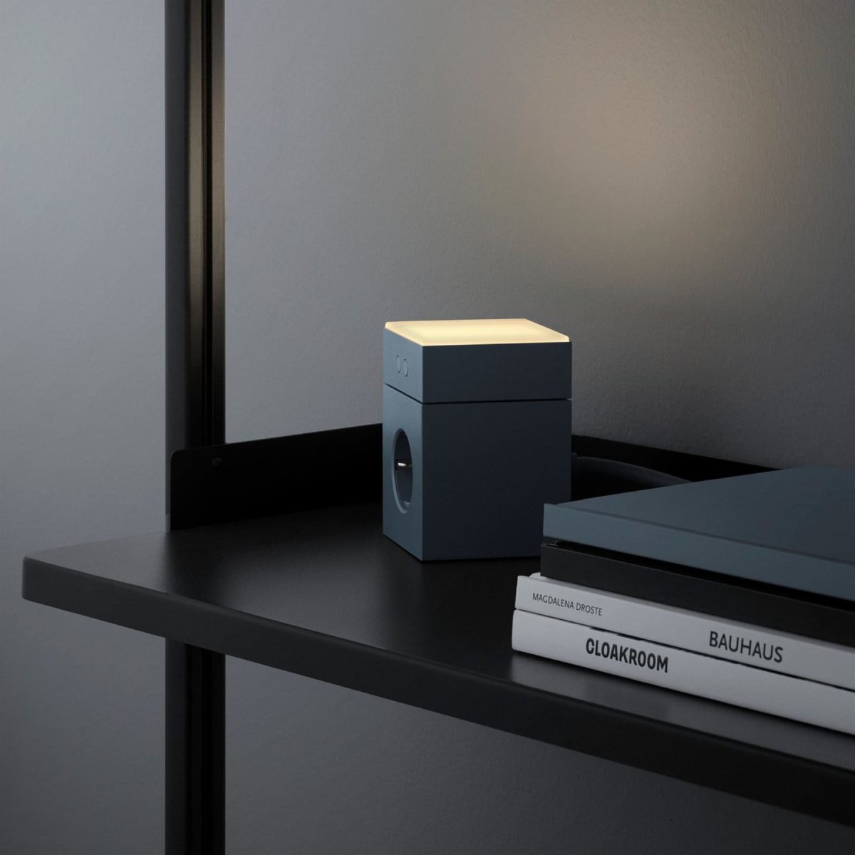 LAMP 1 - EU Azul De Avolt - La l&aacute;mpara est&aacute; fabricada en policarbonato y cuenta con una cubierta de vidrio esmerilado y texturizado que difunde la luz de forma suave y agradable.
